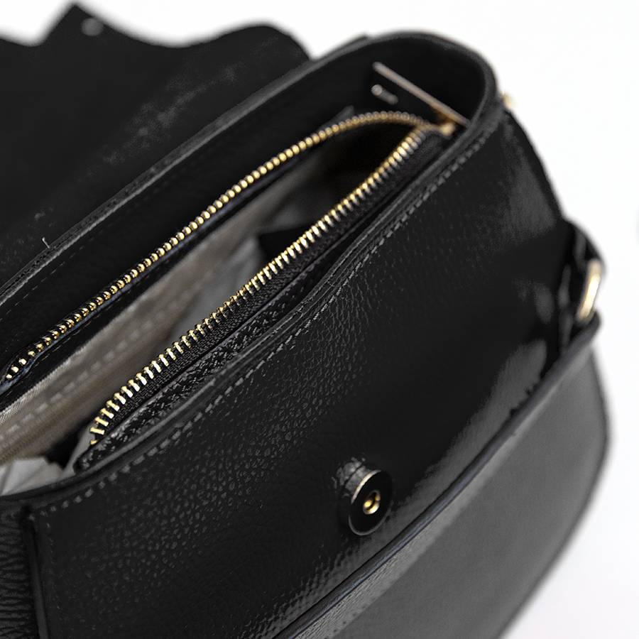Laura Di Maggio SALLY – Postina con patta in pelle nera Sottocosto
