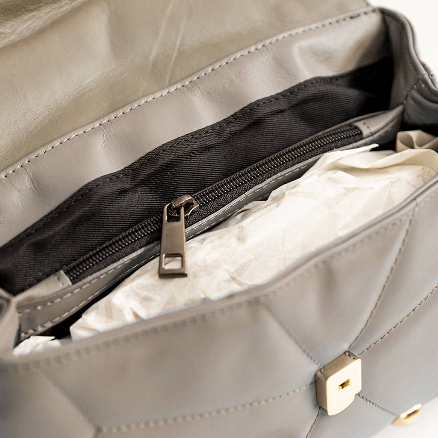 Laura Di Maggio MUSA – borsa in pelle nappa trapuntata con borchie taupe Soddisfazione Garantita