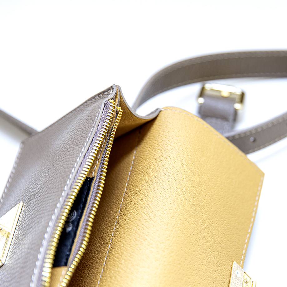 Laura Di Maggio CAROL – marsupio taupe con chiusura oro Affare Del Giorno