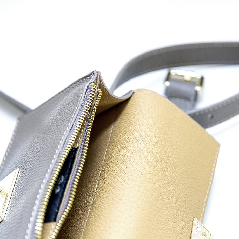 Laura Di Maggio CAROL – marsupio grigio con chiusura oro Sottocosto