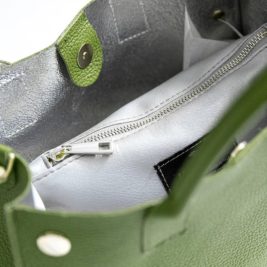 Laura Di Maggio SAM – Shopping con borchie in pelle verde aloe Presa