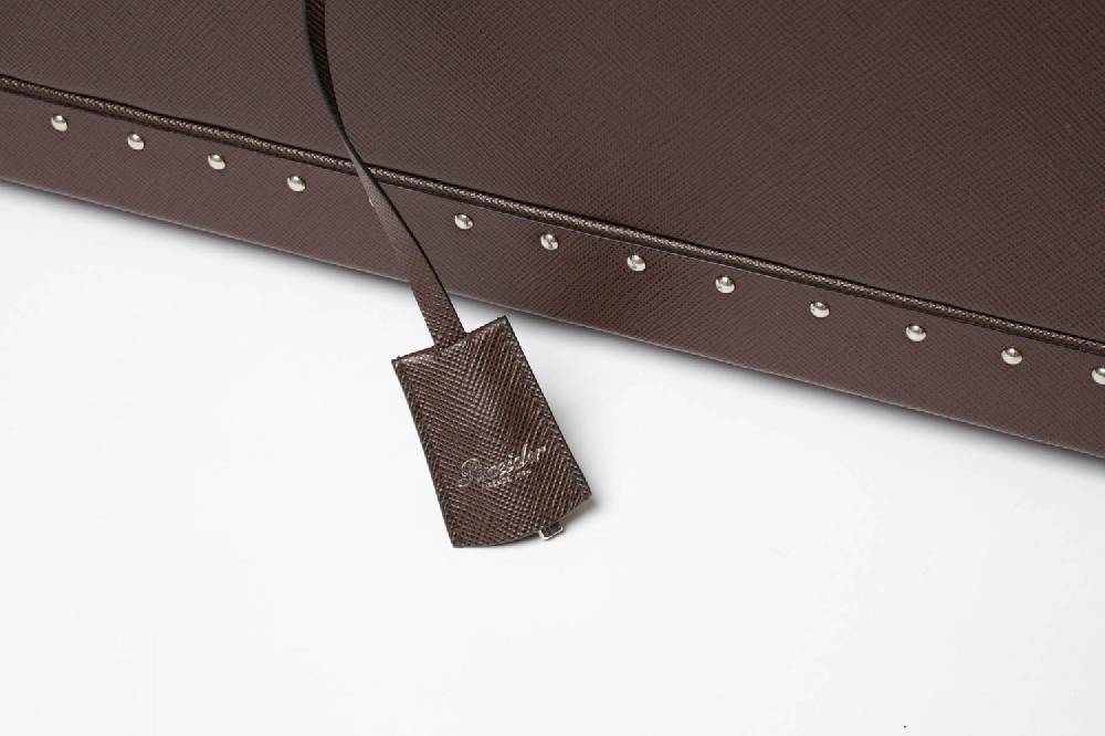Pineider Baule fasciato, realizzato in pelle di vitello. Dimensione grande 120x51x51cm Pezzi Unici