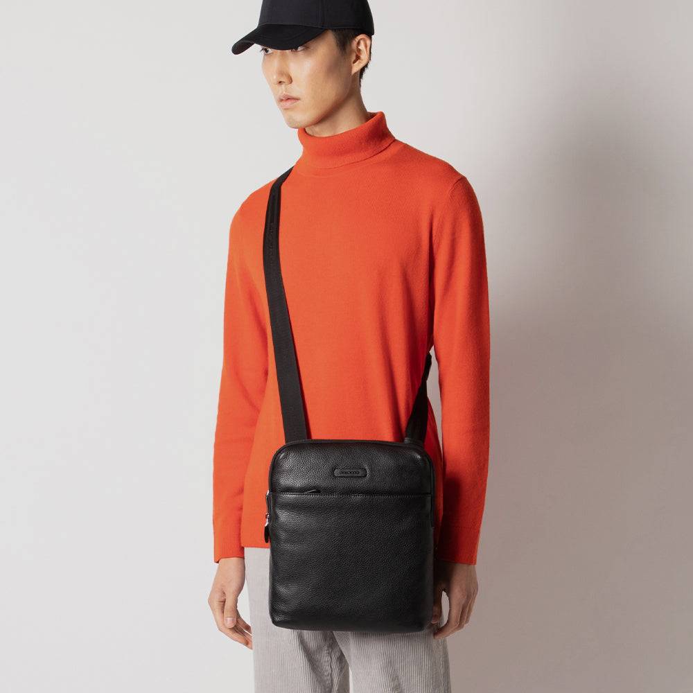 Piquadro Expandable iPad® crossbody bag with front pocket Qualità Garantita