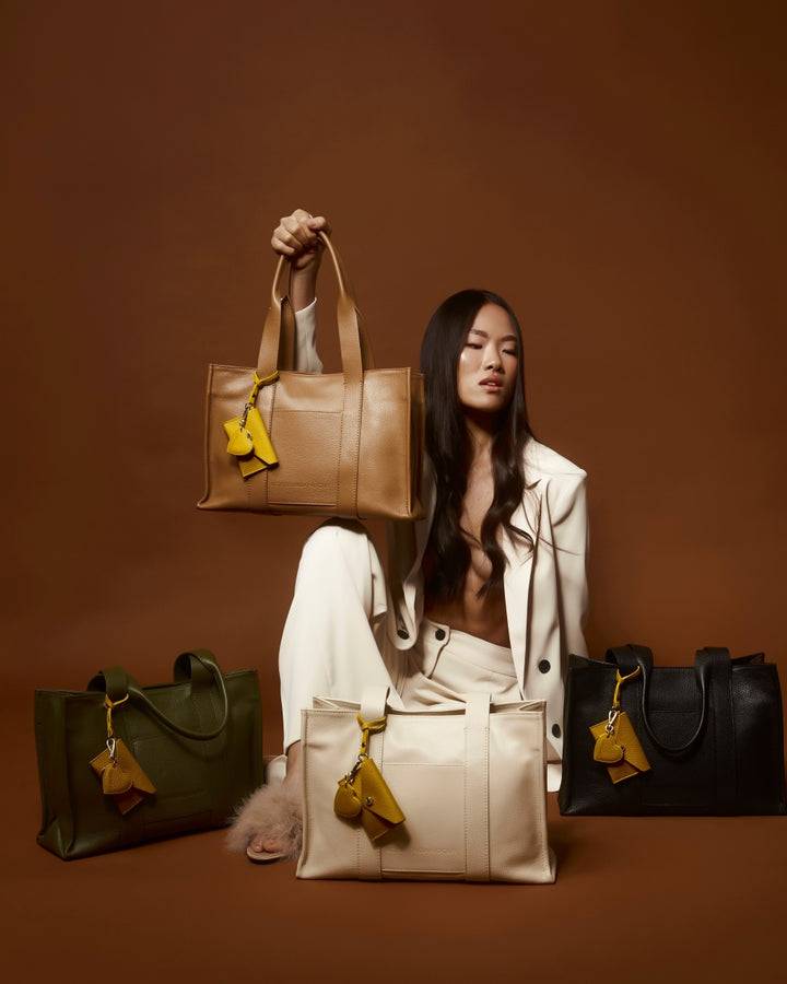 Roberta Gandolfi Tessa shopping in pelle con charms colorato e pratica tasca esterna Sottocosto