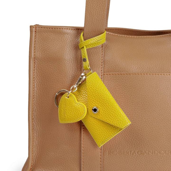 Roberta Gandolfi Tessa shopping in pelle con charms colorato e pratica tasca esterna Sottocosto