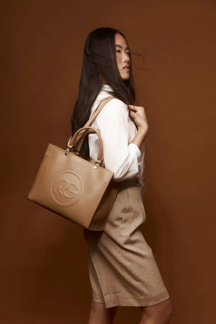 Roberta Gandolfi Roberta Pelle medium Borsa a mano in pelle con doppi spallacci per essere portata a spalla e tramezza Vendita Calda