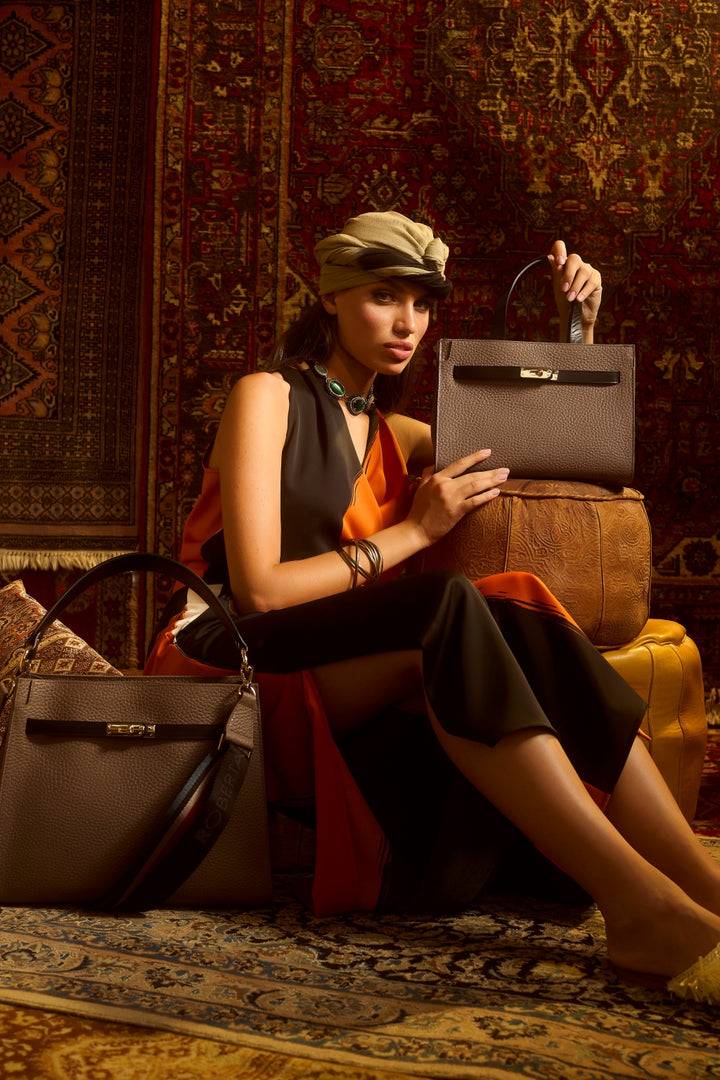 Roberta Gandolfi Frida Handbag in pelle martellata con tracolla logata in tessuto regolabile Affare Del Giorno