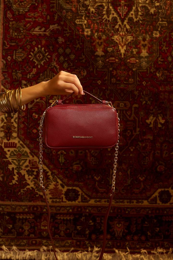 Roberta Gandolfi Brigida camera borsa in pelle con doppio scomparto e tracolla in catena dorata con spallaccio protettivo in pelle Vendita Calda