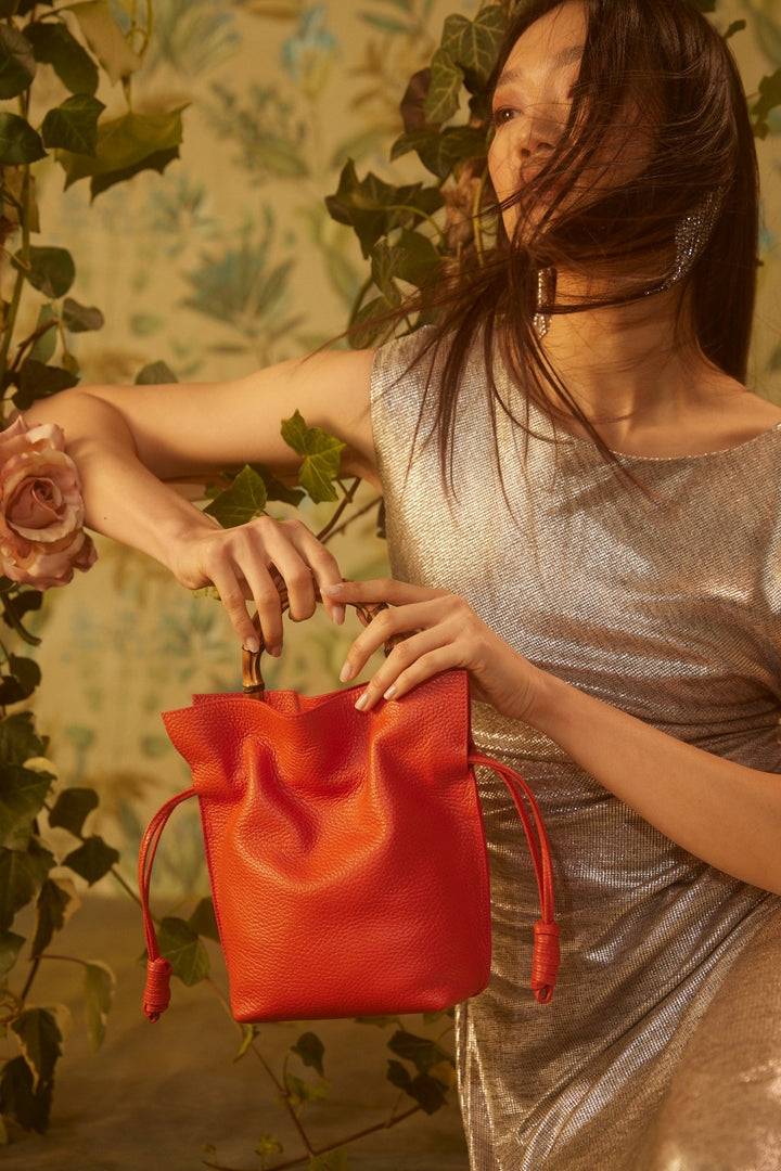 Roberta Gandolfi Silvana small borsa a mano in pelle martellata con manico in vero legno di bambù e tracolla staccabile e regolabile Pezzi Unici