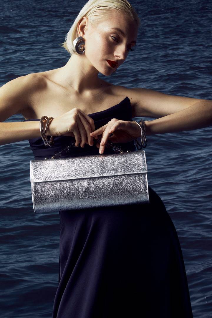 Roberta Gandolfi Julia Boule cluch in pelle metalizzata e manico gioiello con tracolla staccabile e regolabile Consegna Veloce