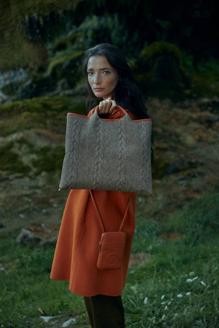 Roberta Gandolfi Joy Wool borsa trasformabile 5 modelli in 1 in tessuto di lana riciclato finiture in pelle di vitello e tracolla staccabile In Vendita