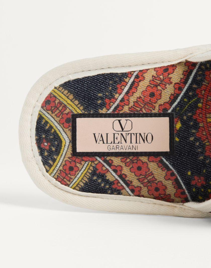 Valentino Handbags Slide Ta Chambre In Tessuto Denim Voyage Imaginaire per Uomo in Multicolor/avorio | Valentino IT Offerte