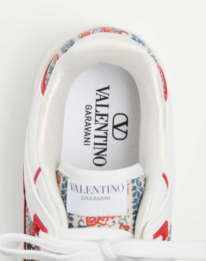 Valentino Handbags Sneaker Low Top Freedots In Vitello E Tessuto Voyage Imaginaire per Uomo in Bianco/multicolor/corallo | Valentino IT Spedizione Gratuita