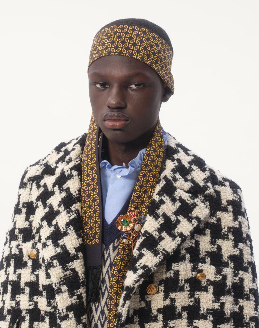 Valentino Handbags Scarf Bandeaux Chamber In Seta Con Frange per Uomo in Nero/giallo/arancione | Valentino IT Shopping Online