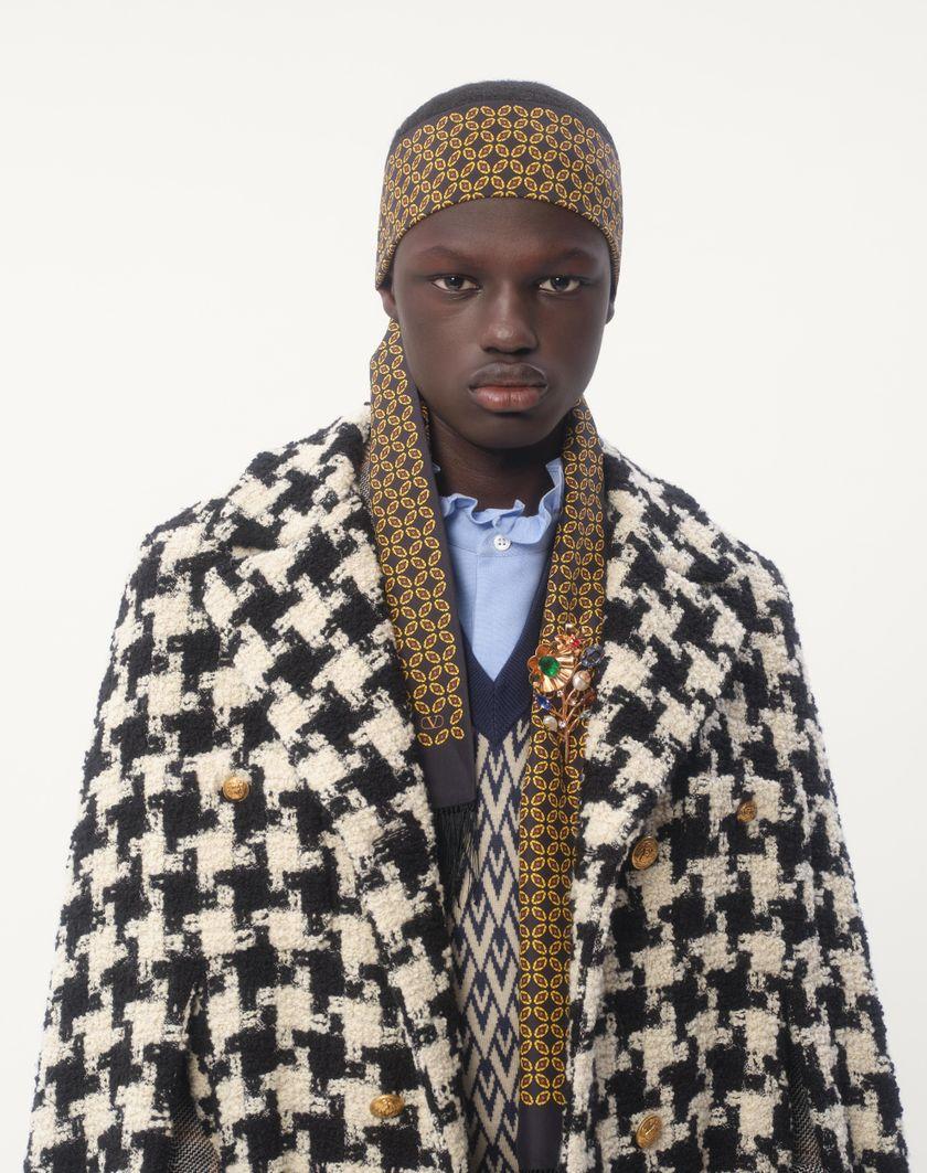 Valentino Handbags Scarf Bandeaux Chamber In Seta Con Frange per Uomo in Nero/giallo/arancione | Valentino IT Shopping Online