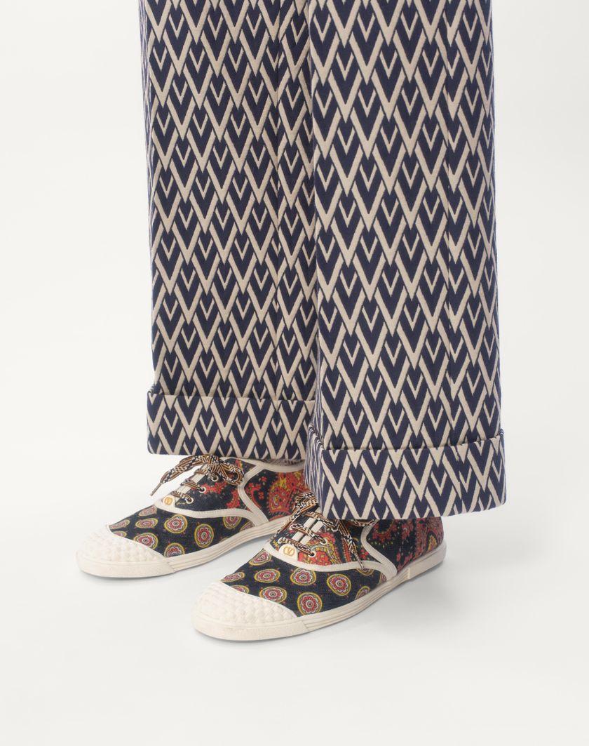 Valentino Handbags Sneaker Bay By Bay In Tessuto Denim Voyage Imaginaire per Uomo in Multicolor/avorio | Valentino IT Economico