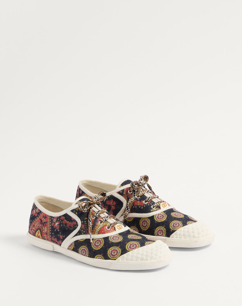 Valentino Handbags Sneaker Bay By Bay In Tessuto Denim Voyage Imaginaire per Uomo in Multicolor/avorio | Valentino IT Economico