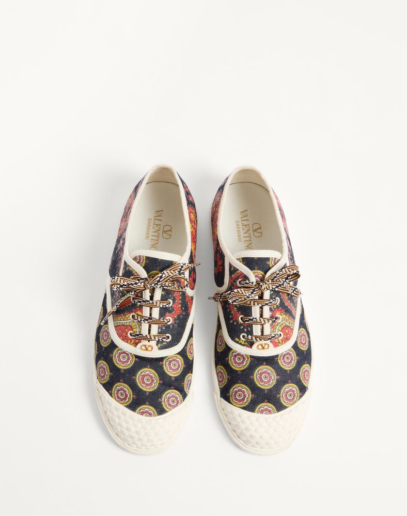 Valentino Handbags Sneaker Bay By Bay In Tessuto Denim Voyage Imaginaire per Uomo in Multicolor/avorio | Valentino IT Economico