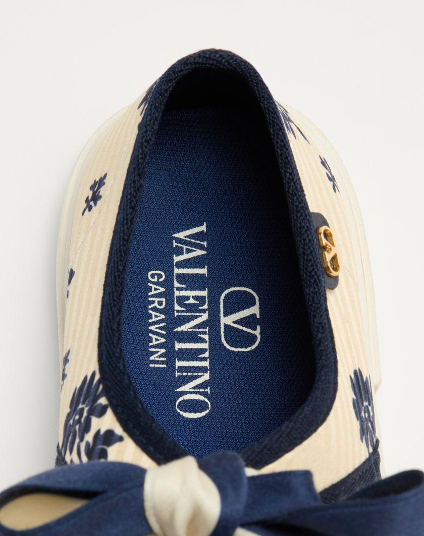 Valentino Handbags Sneaker Ballerina Bay By Bay In Tessuto Papier Floral per Donna in Blu/avorio | Valentino IT Acquista Ora