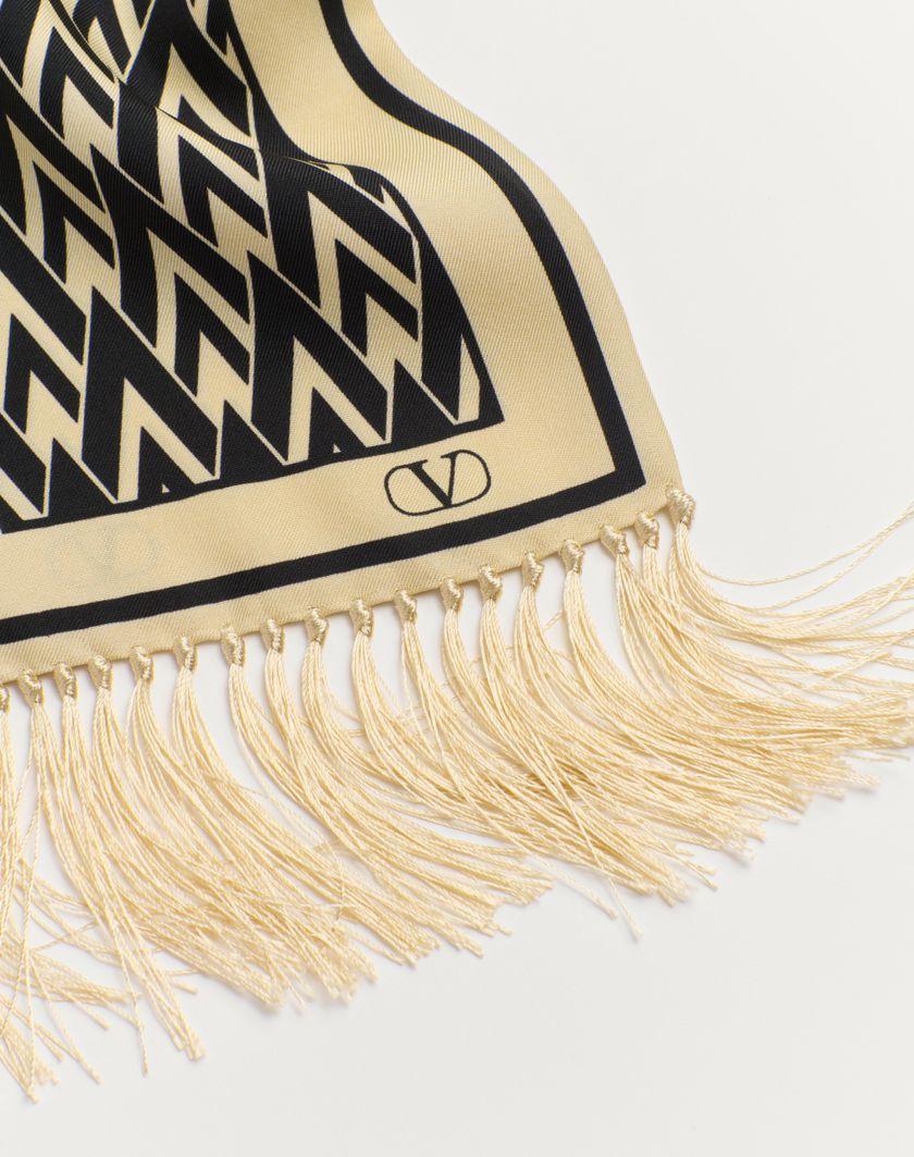 Valentino Handbags Scarf Bandeaux Toute La V In Seta Con Frange per Uomo in Crema/nero | Valentino IT Presa