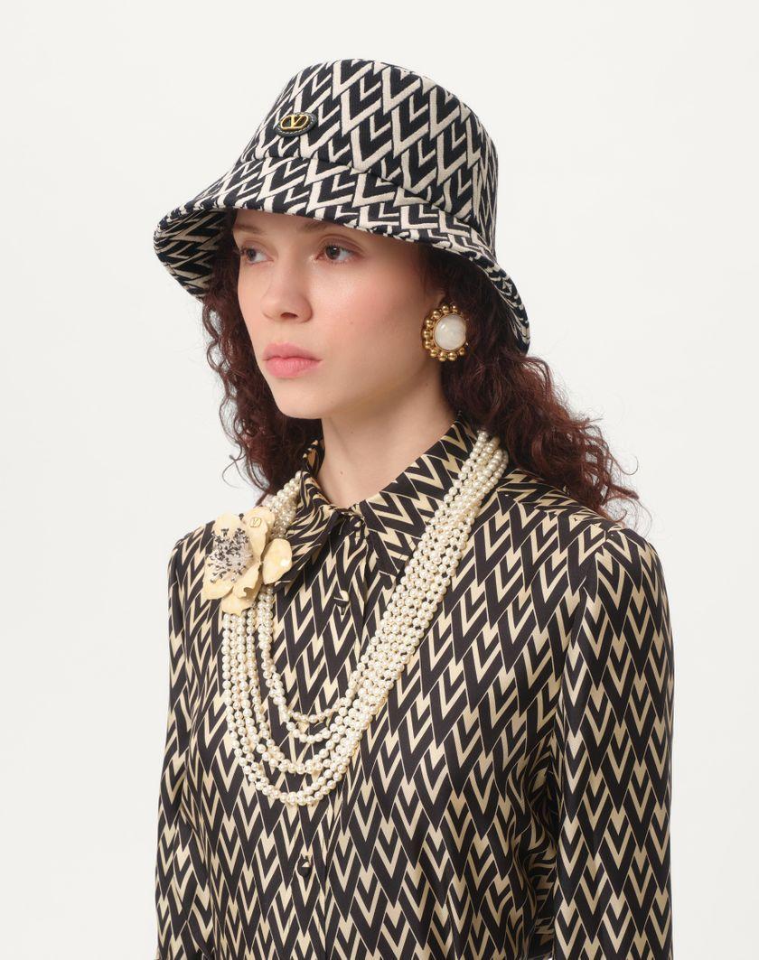 Valentino Handbags Cappello Bucket Toute La V In Lana per Donna in Nero/crema | Valentino IT In Vendita