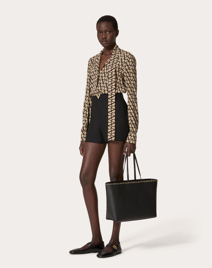 Valentino Handbags Borsa Shopping Rockstud In Vitello Granato per Donna in Nero | Valentino IT Nuova