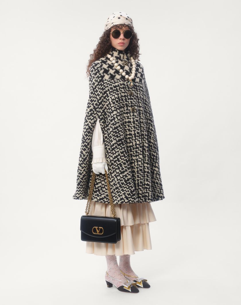 Valentino Handbags Cappa In Geometric Tweed per Donna in Avorio/nero | Valentino IT Italia