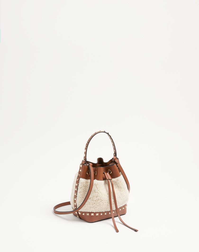 Valentino Handbags Borsa A Secchiello Valentino Garavani Rockstud In Shearling per Donna in Naturale/selleria | Valentino IT Offerte