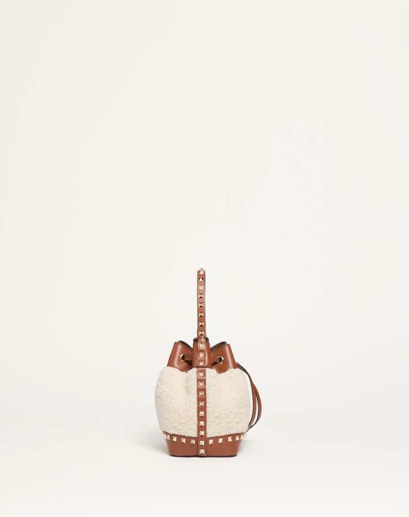 Valentino Handbags Borsa A Secchiello Valentino Garavani Rockstud In Shearling per Donna in Naturale/selleria | Valentino IT Offerte