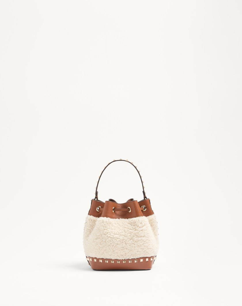 Valentino Handbags Borsa A Secchiello Valentino Garavani Rockstud In Shearling per Donna in Naturale/selleria | Valentino IT Offerte